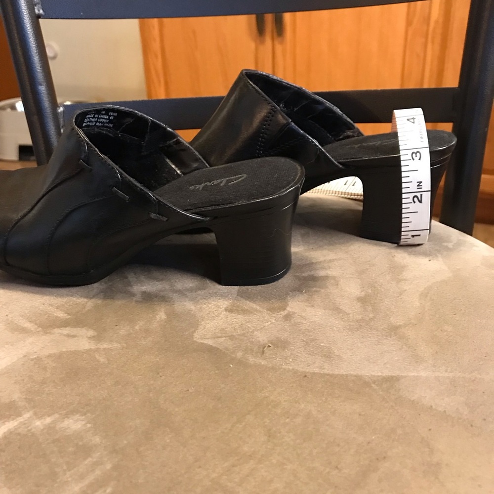 Womens Clark’s Clogs, size 7.  Signs of light wear but in great shape - Picture 2 of 5
